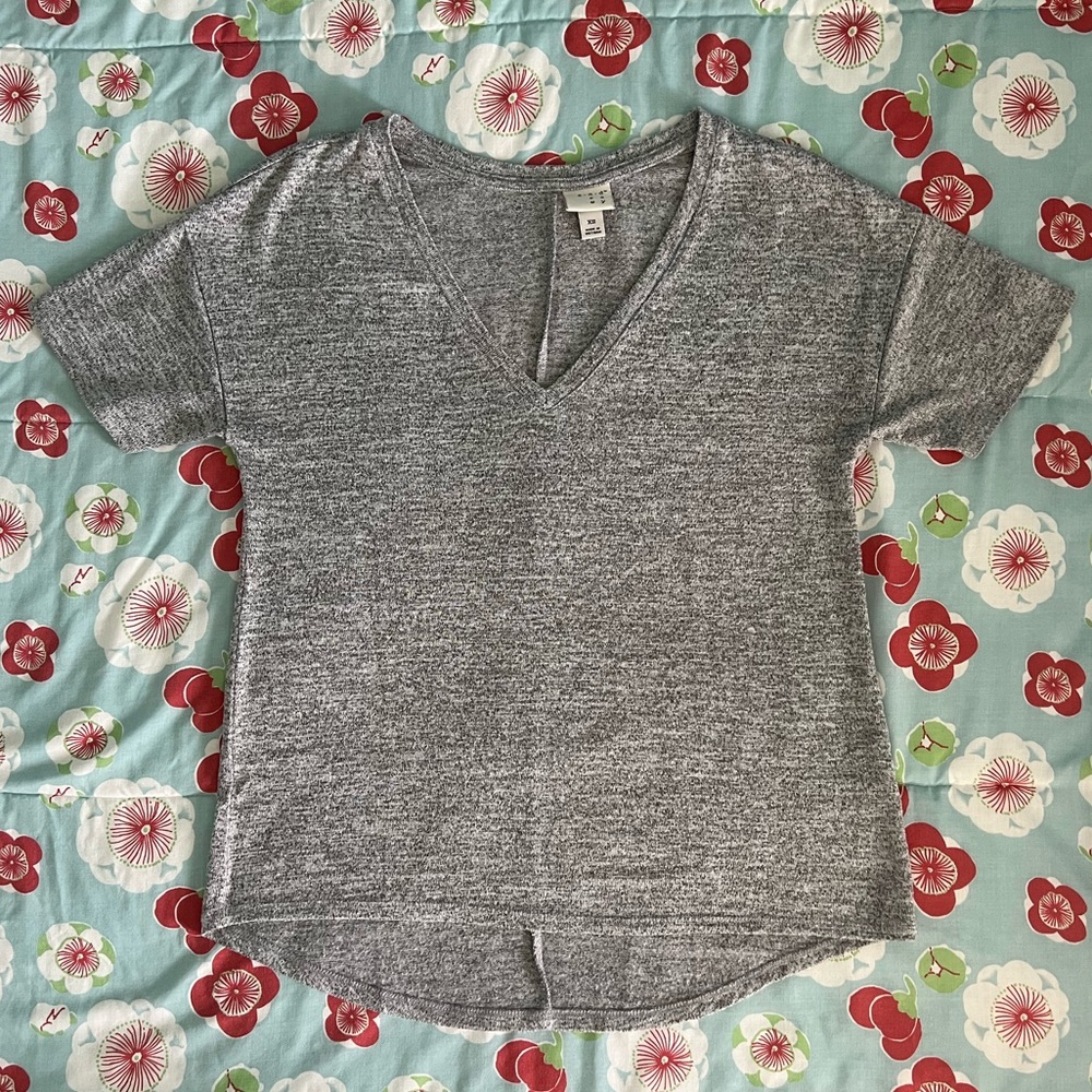 Gray Heathered V-neck Tee size XS